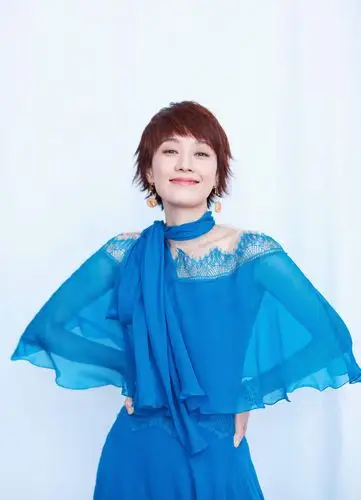 马伊琍亮相first青年电影盛典携曹保平黄渤颁最佳导演奖