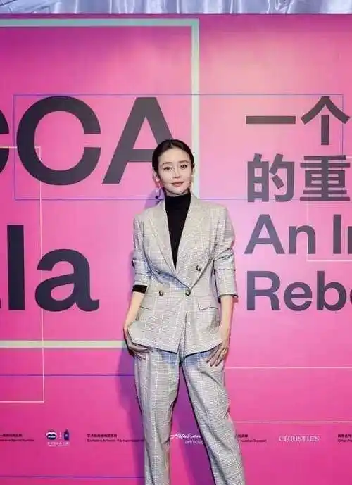 于明加天生贵妇范,穿高开叉旗袍显妩媚,身后镂空罕见"蝴蝶背"_设计