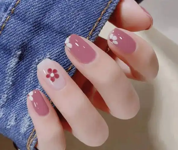 4款清新简约的美甲让美丽拿得出手