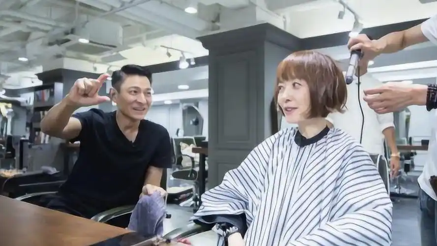 刘德华重操旧业化身理发师 为鲁豫剪发手法专业娴熟