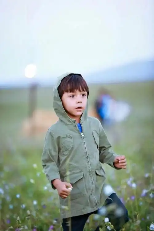 刘烨9岁混血儿子诺一长大了!五官深邃颜值高,被指撞脸迪丽热巴