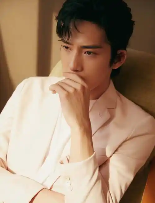 井柏然登央视端午晚会 樱花粉西装造型温柔献唱《春暖花开》