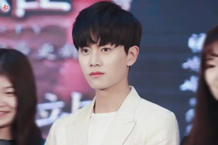 任嘉伦一只白色可耐软萌的白衣少年