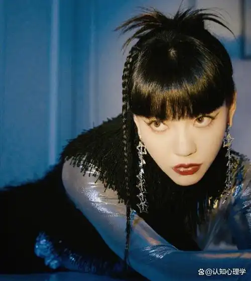 这位曾是中国好声音全国总决赛亚军的90后现象级女歌手,以一首《就