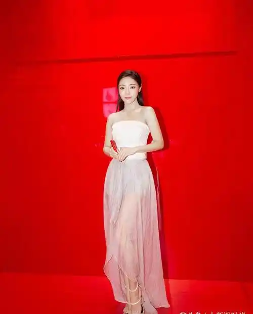 原创37岁邓家佳好有女人味抹身材装故意穿小码身材紧致太撩人