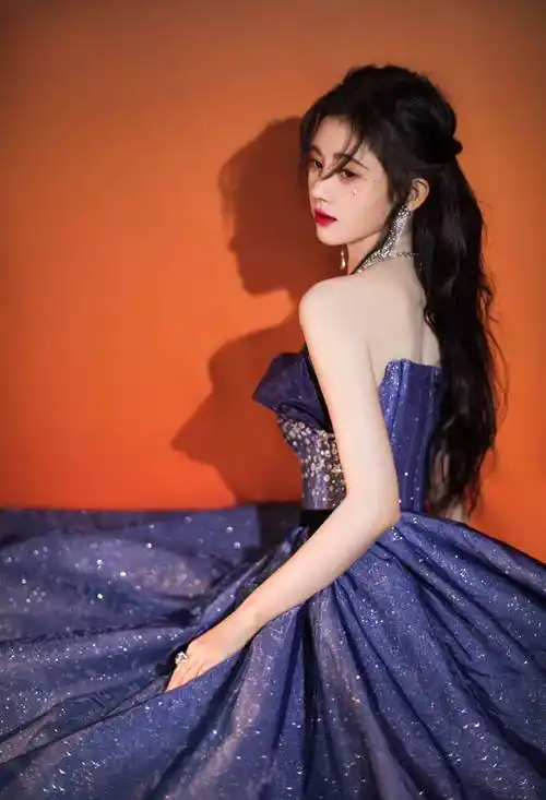 鞠婧祎白玉兰见面会生图曝光,时尚连衣裙,肩上的布带是点睛之笔_感觉