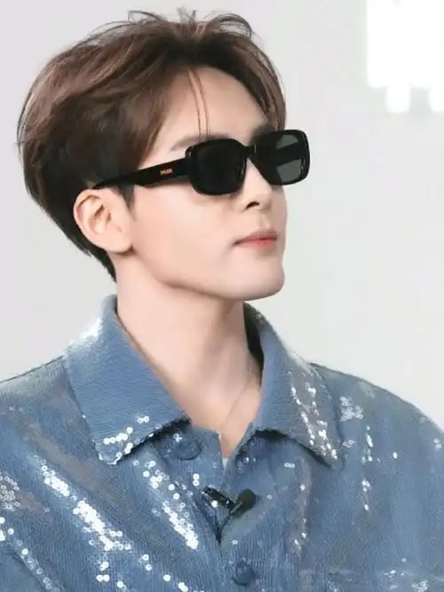 曾舜晞眼镜斯文感#这哥是懂用脸鲨人的,不笑时成熟稳重斯文总裁,笑