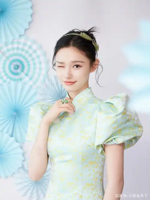 林允儿绿色旗袍美腿性感写真