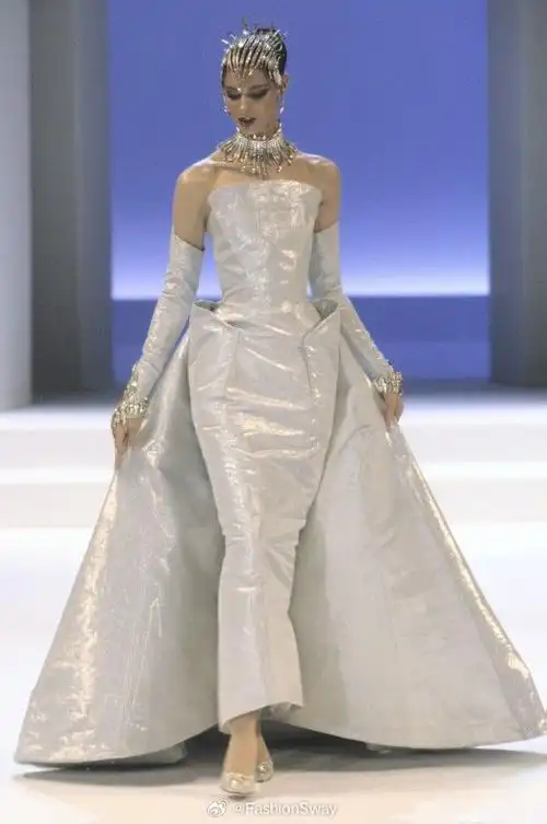 1999秋冬高定系列~巧妙创意的前卫设计,生动自信的呈现方式,从时装到