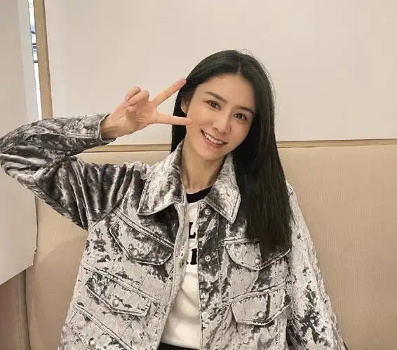 张馨月晒和林峯逛超市从背后环抱老公像人形挂件大赞峯哥好帅