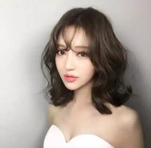 女人味中长发卷发发型图片