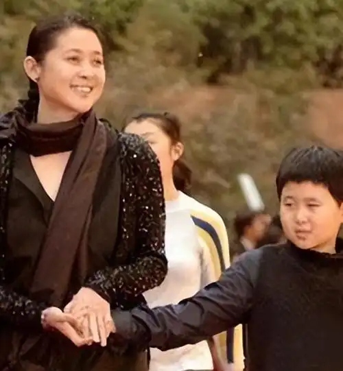 回顾倪萍和陈凯歌分手26年他娶娇妻生活圆满她再婚带痛做母亲