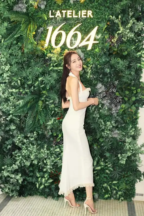 迪丽热巴 白色一字带高跟鞋