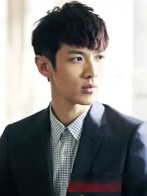 好看又时尚的男生桃心形刘海发型(2)