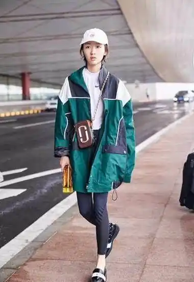 周冬雨素颜现身机场,内搭白色圆领运动短袖紧身裤,仙气十足-大江头条