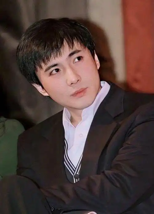 军艺校草沈腾颜值回升?身材变好了,有腰了,脸也变尖了