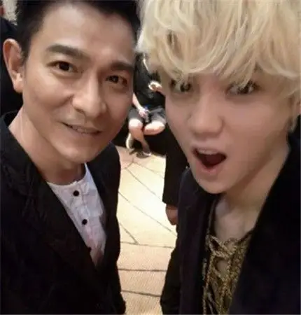 鹿晗头戴钢盔,身穿铠甲,从装束判断似乎是要出演一位战士,而刘德华的