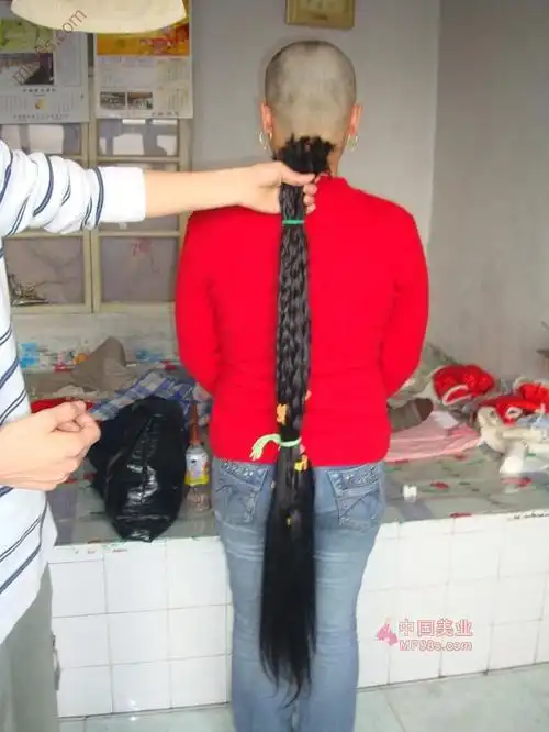 女大学生1.2米长发剃成光头(34)