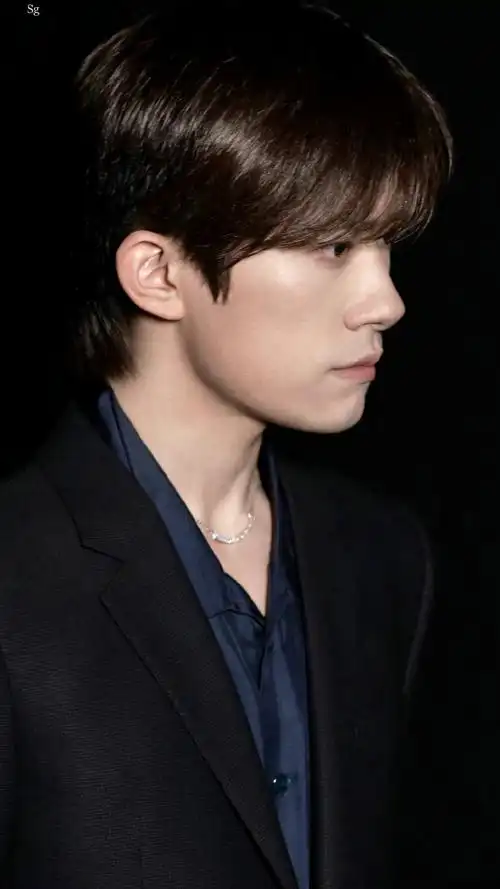 易烊千玺黑西装抓拍营业照帅哥状态好好!#易烊千玺黑西装抓拍