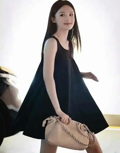 李沁这小黑裙穿的也太俏皮可爱了吧,斜挎包一拿,妥妥