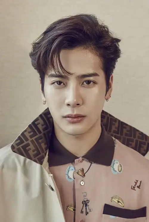 王嘉尔最新春季画报公开 硬照也不能阻挡的帅气脸庞