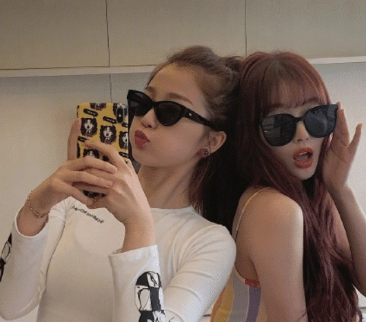 原创虞书欣与孔雪儿拍闺蜜照有谁留意她的手机壳不愧是小作精