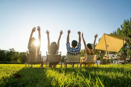 背影欢呼一群人坐着享受阳光照片