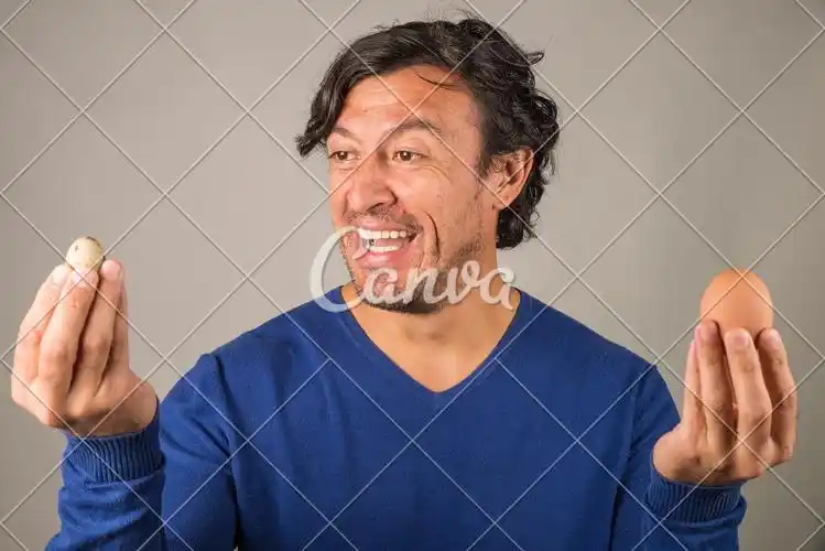 男人快乐鸡蛋做鬼脸拿着西班牙反差概念摄影幽默图片