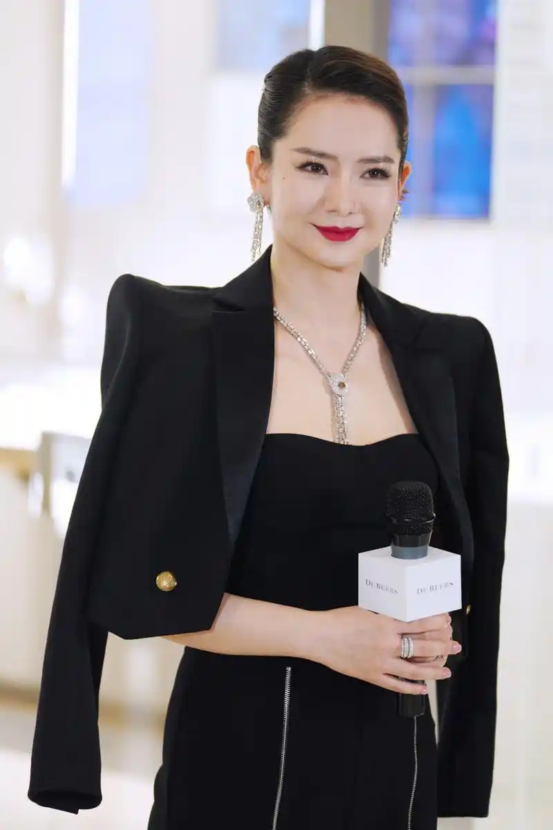 有一次戚薇遇事,投资人说:"给你500万,陪我去澳门玩7晚,不然删你戏.