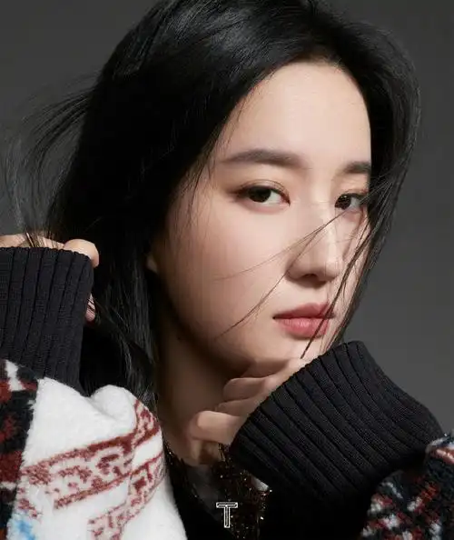 刘亦菲登杂志封面复古简约表现力十足