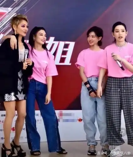 李斯丹妮组穿队服,宁静抱着孟佳郁可唯,姐姐们的用意引热议