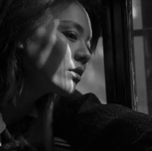 马思纯最新黑白大片曝光 忧郁气质诠释凌乱随性美