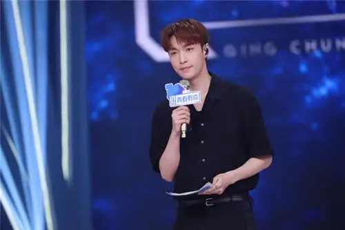 张艺兴身着cerruti1881录制人气综艺