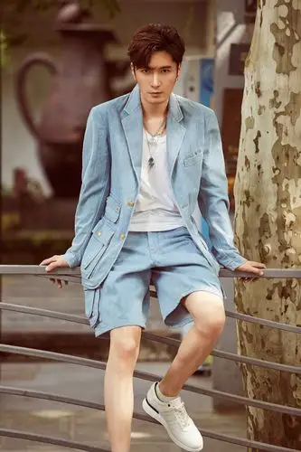 刘海宽最新写真来袭解锁温暖忧郁气质