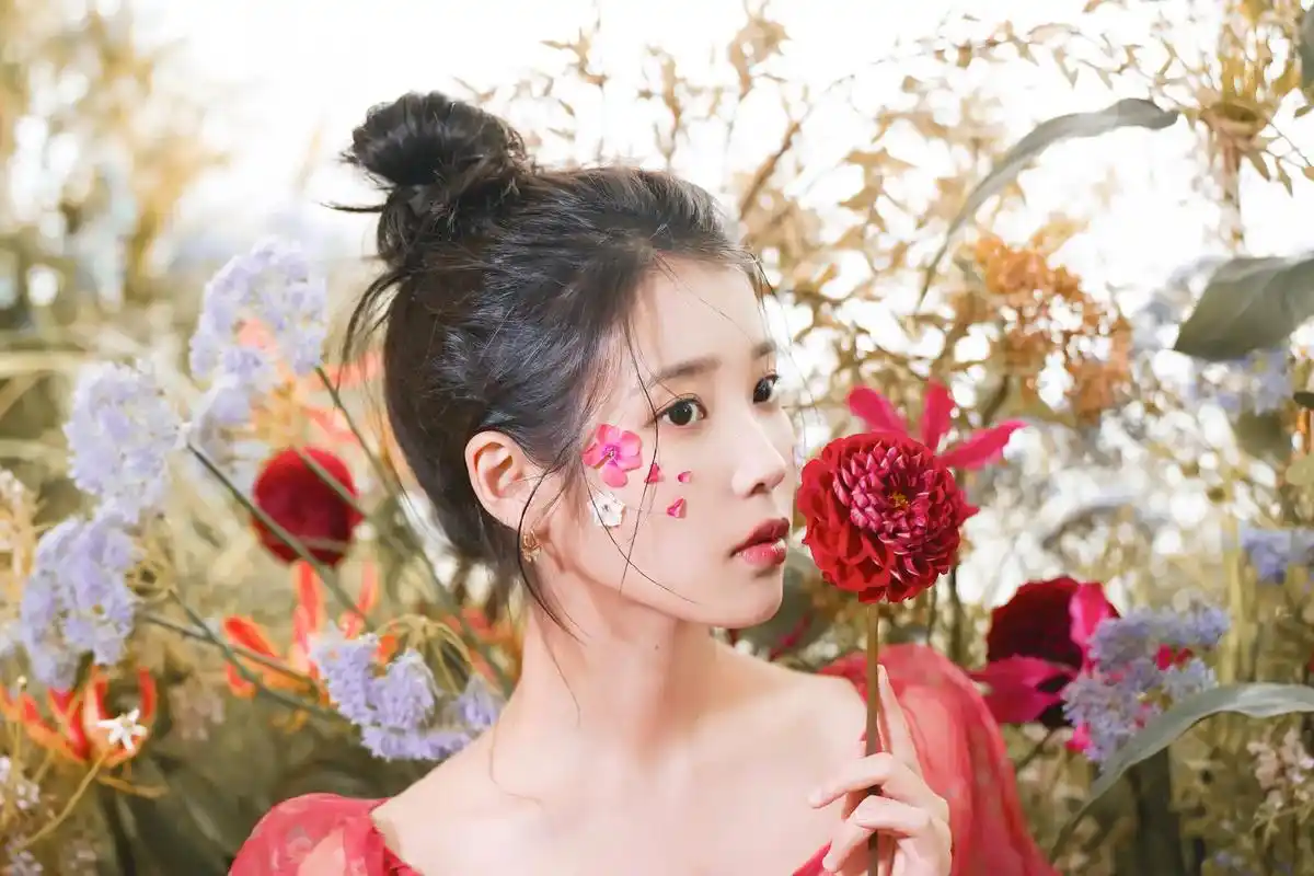 [cp]李知恩iu电脑ipad壁纸 真爱在右下角 [送花 - 抖音