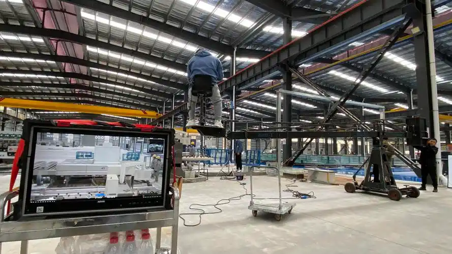 从拍摄现场照片我们可以看到,为了拍摄大型的机械设备工作时的全景