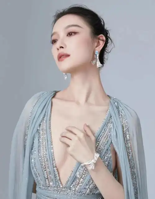 倪妮穿天青色深v披风亮片礼裙,大气美艳,明艳动人!_高清图集_新浪网