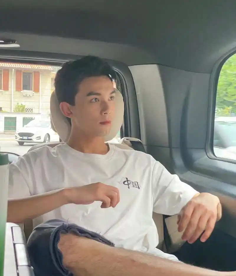 吴磊助理在车上近距离拍照,磊子坐在后排看手机宛如电视剧里年轻有为