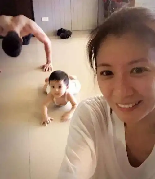 艺人贾静雯育有2个女儿梧桐妹,咘咘,日前又宣布怀孕喜讯,家里再添1位