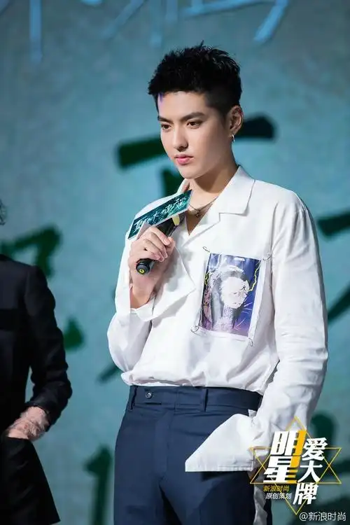 明星爱大牌#【#吴亦凡# 变身青葱帅学长】近日,吴亦凡白衬衫造型出席