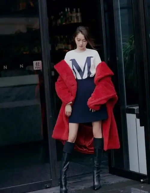 关晓彤化身都市丽人,一双美腿又长又直,穿上高跟鞋女人味十足