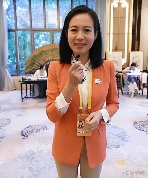 宝晓峰是观众熟知的央视主持人,她的风格沉稳,给人一种很踏实的感觉.