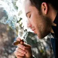 络腮胡子大叔头像霸气范儿叼烟的成熟大叔头像