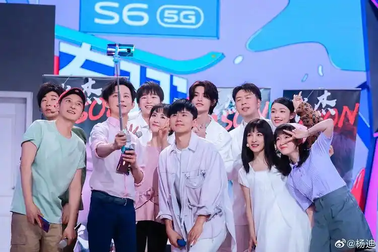 师傅发的快乐大本营合照生图,黄明昊好漂亮啊