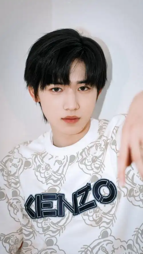 宋亚轩小黄人写真