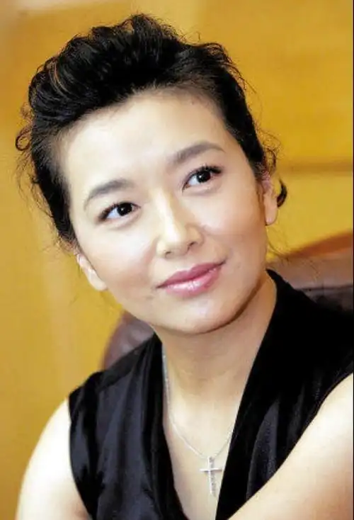 年轻时的江珊美艳大气,年过半百依然优雅仙气十足,却依旧拥有一头浓密