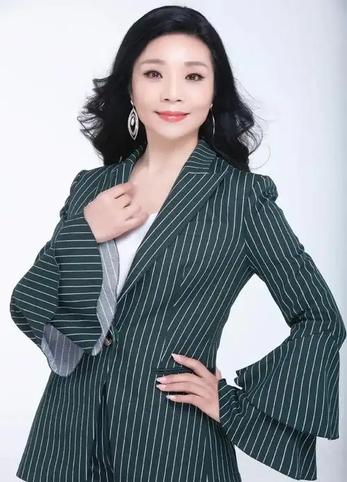 57岁李丹阳近照似冻龄穿收腰裙凹凸有致至今未婚没孩子成遗憾