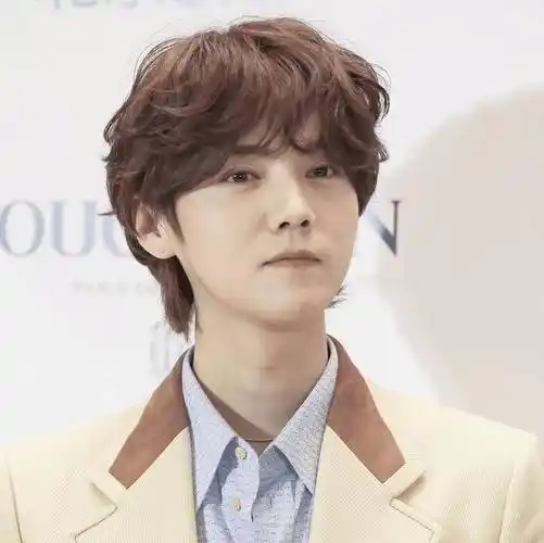 鹿晗出席活动被抓拍,黄发卷毛不像30岁,生图颜值我看愣了_卷发_长相