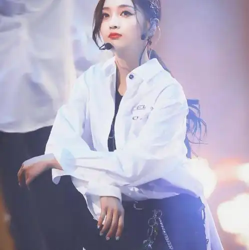 火箭少女101吴宣仪换发型辫子扎一节一节可爱到犯规