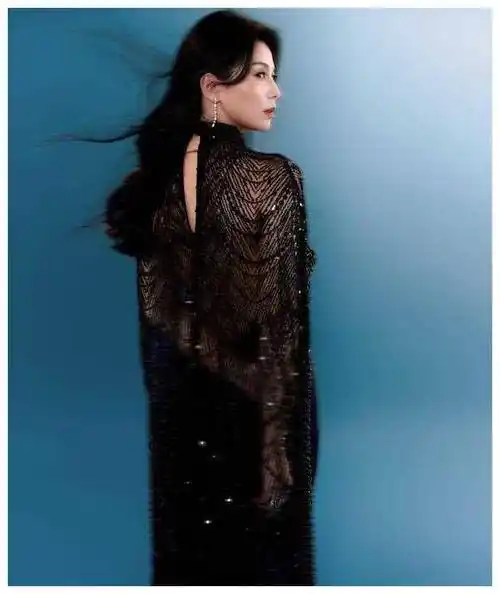 刘涛穿着性感的黑色蕾丝礼服,展现女神范!